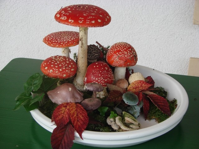 muhbare u aranžmanu na stolu